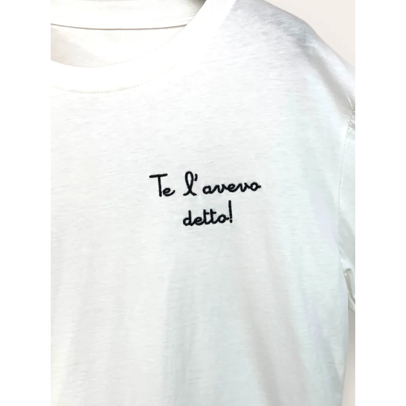 MANUELA: t-shirt con scritta ricamata | Vicine a ME