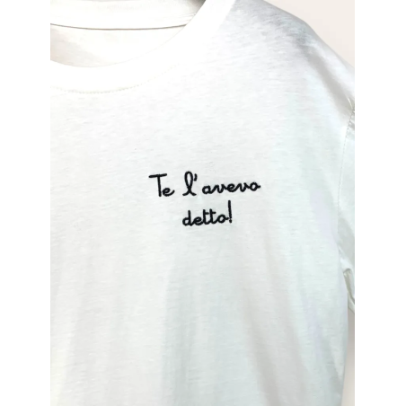 MANUELA: t-shirt con scritta ricamata | Vicine a ME