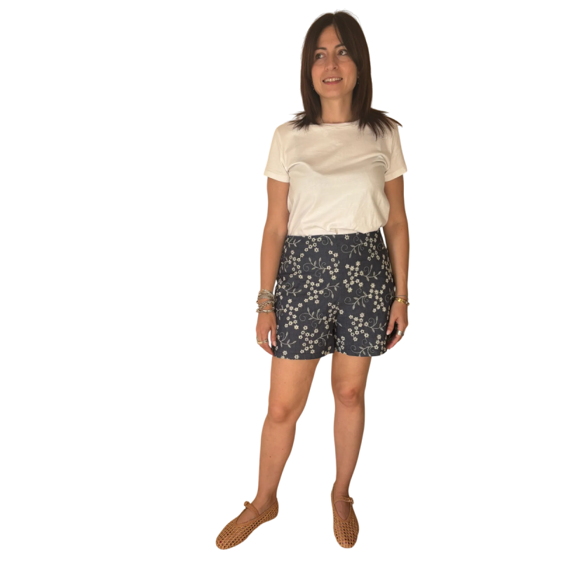 MATILDE: shorts in cotone con ricamo floreale vita alta | Vicine a ME